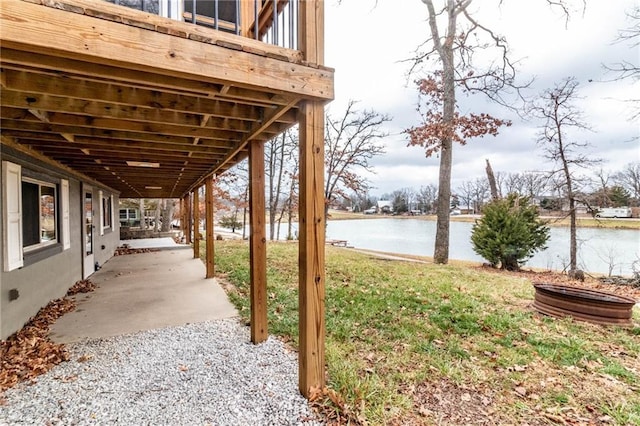 view of yard featuring a water view