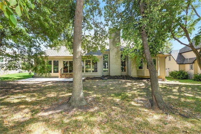 ranch-style home with entry steps