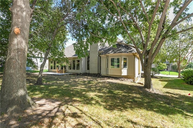 view of front of home with a front lawn