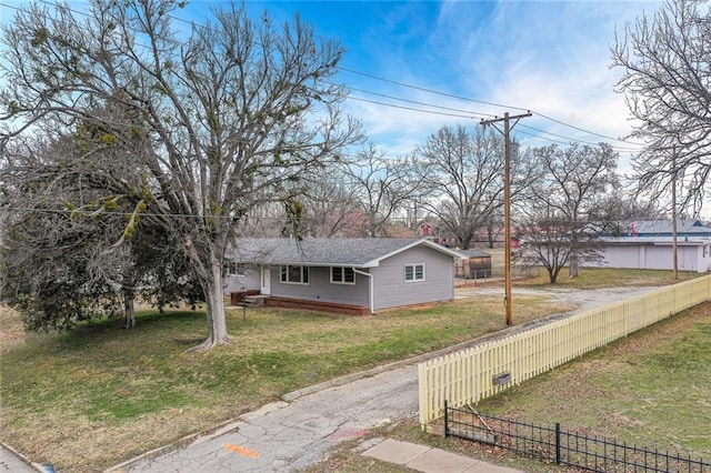 view of front of house featuring a front lawn