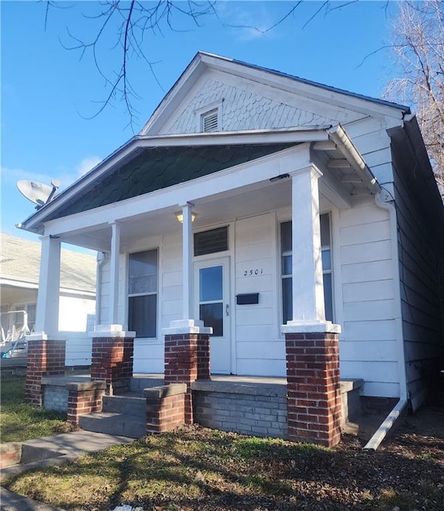 view of front of property featuring a porch