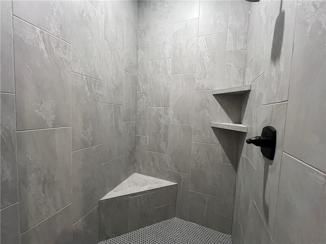 bathroom featuring a tile shower