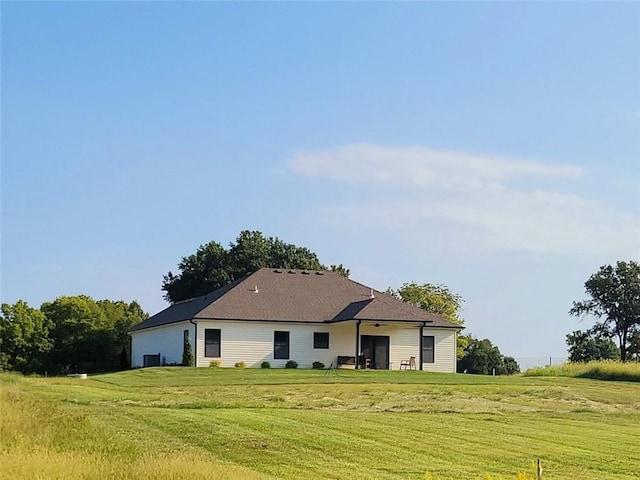 back of house featuring a lawn