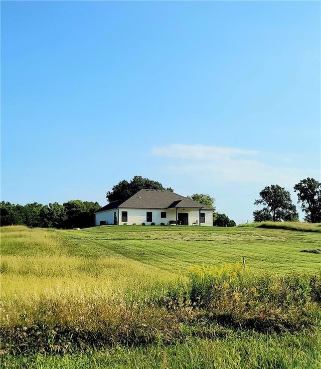 view of yard with a rural view