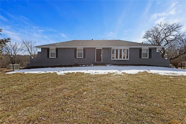 single story home with a front yard