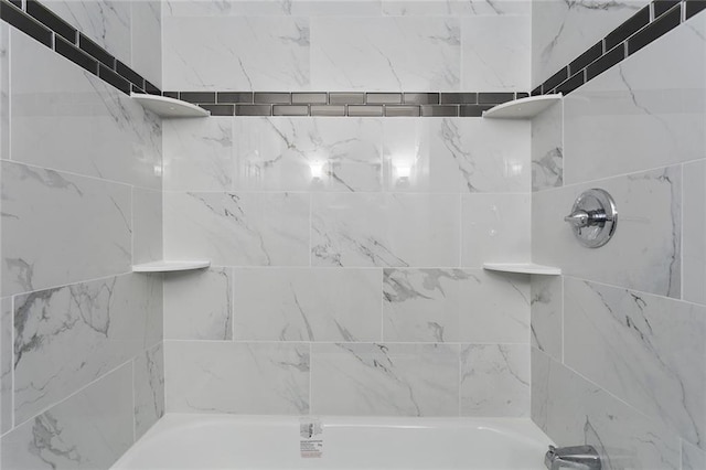 bathroom featuring tiled shower / bath combo