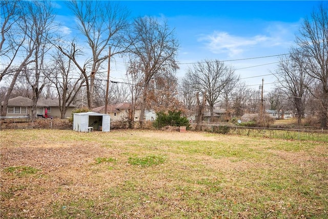 view of yard with an outbuilding