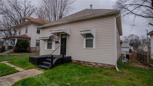 view of front facade with a front yard