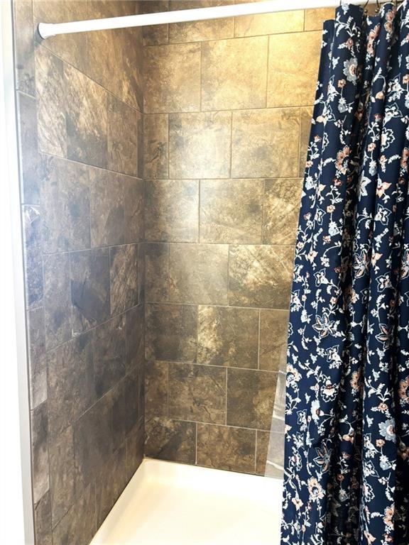 bathroom featuring tiled shower