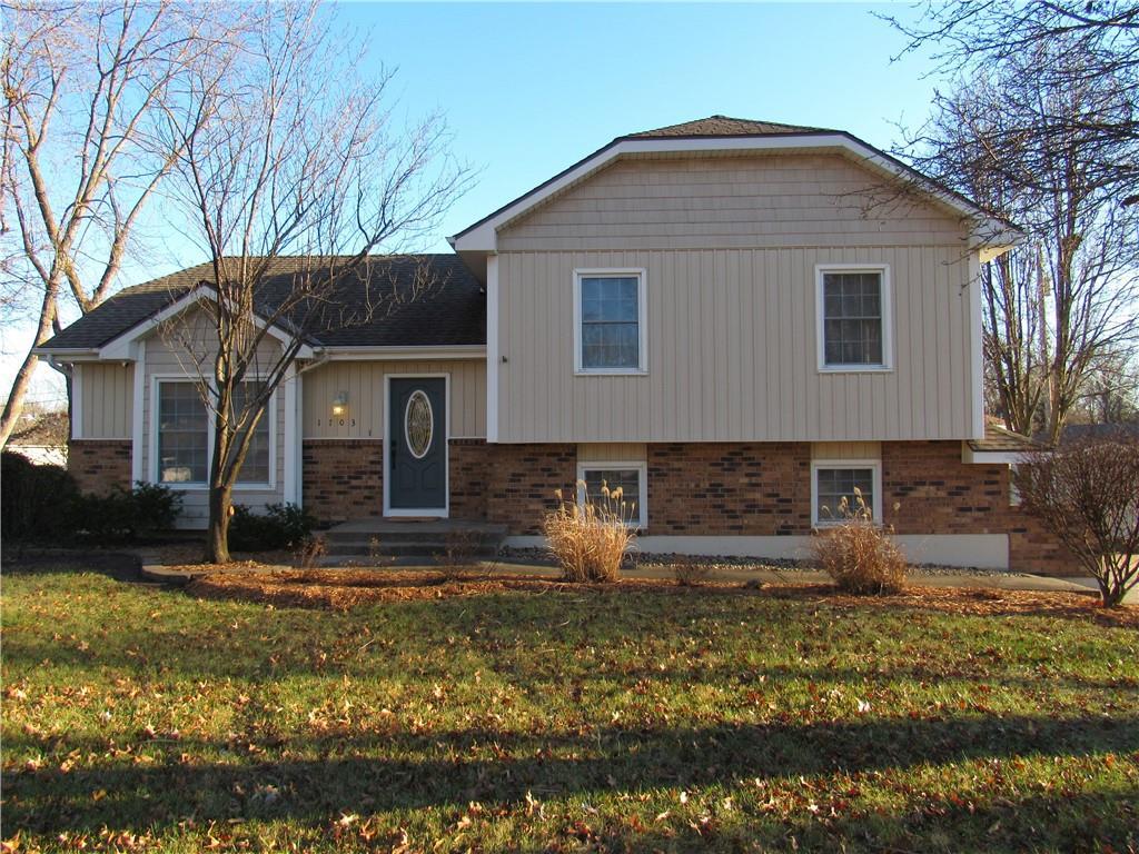 split level home with a front lawn