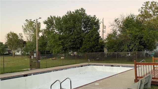 view of swimming pool featuring a yard