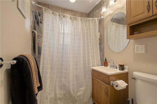 bathroom featuring a shower with shower curtain, vanity, and toilet