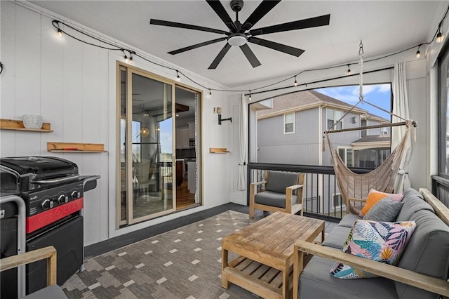 sunroom with ceiling fan