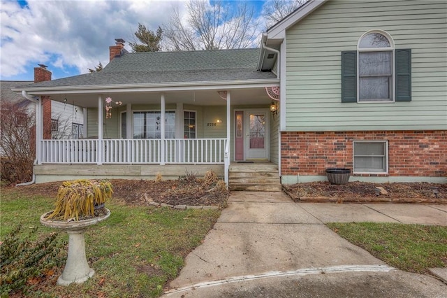 view of front facade featuring a porch and a front lawn