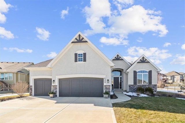 view of front of property featuring a front yard