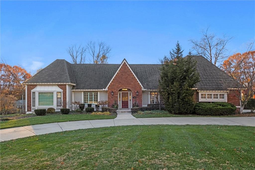 view of front of home featuring a front lawn