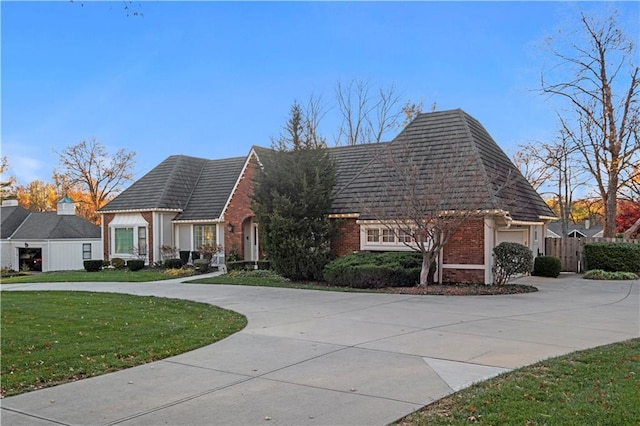 view of front facade featuring a garage and a front yard