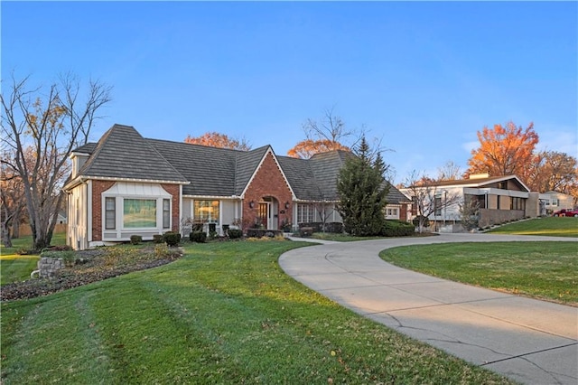 view of front of home featuring a front yard