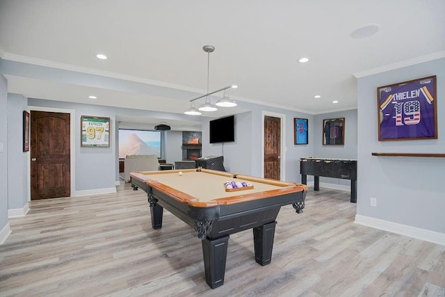 rec room featuring light hardwood / wood-style floors, crown molding, and pool table