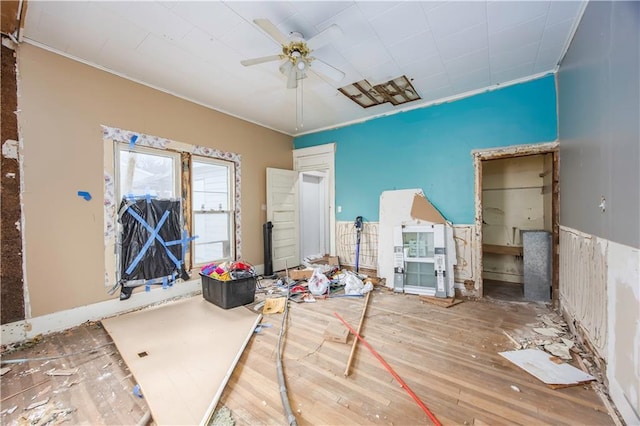 misc room with hardwood / wood-style flooring, ceiling fan, and ornamental molding