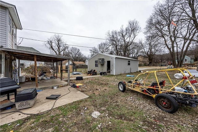 view of yard featuring an outbuilding