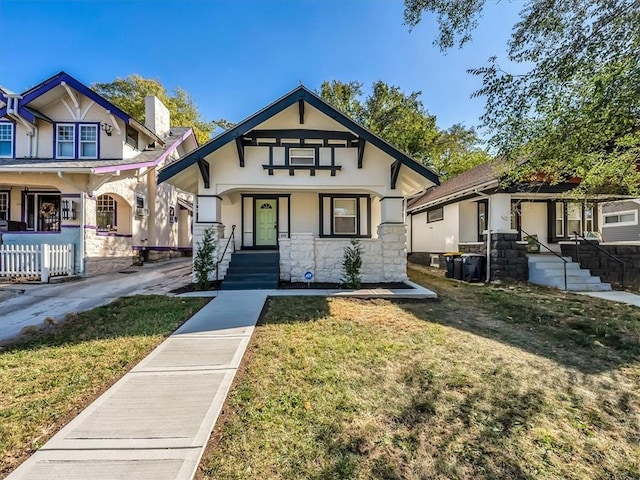 view of front of property with a front lawn and covered porch