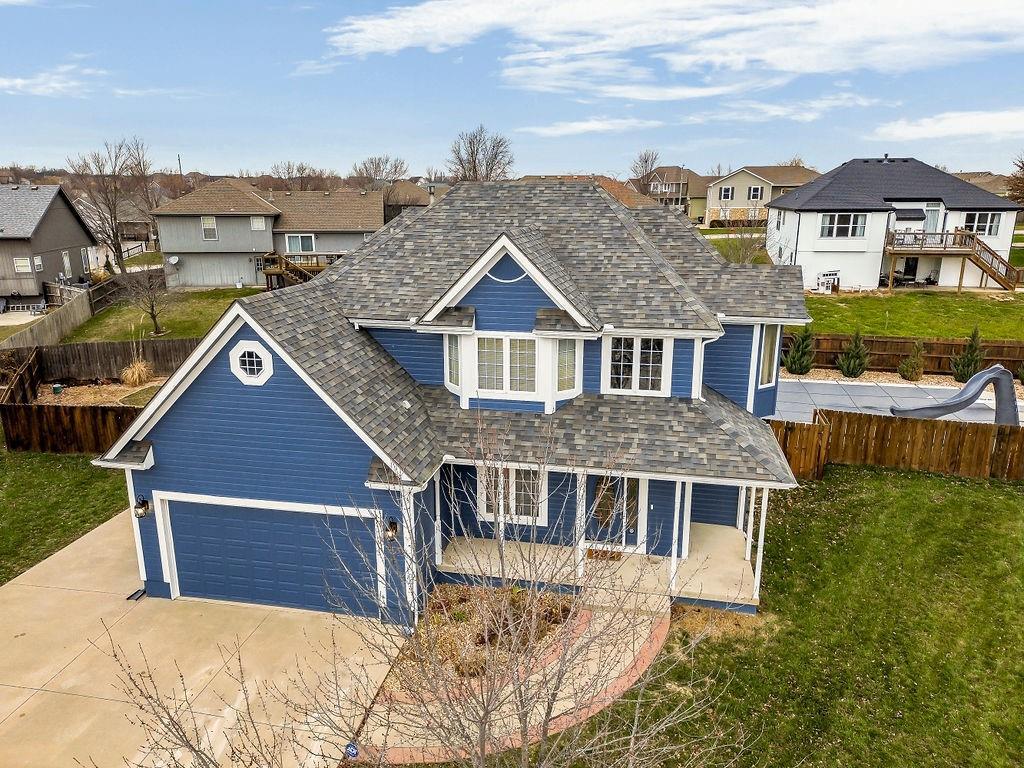 view of front of property featuring a front yard and a garage