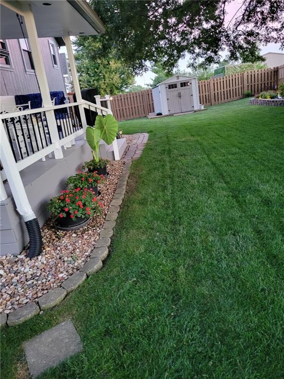 view of yard featuring a shed