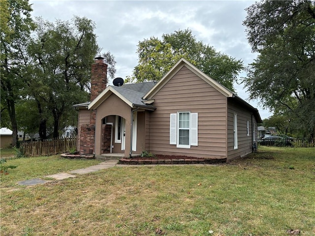 view of front of house with a front lawn