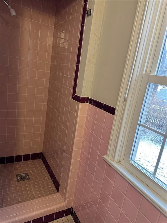 bathroom featuring tiled shower