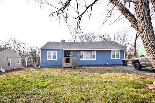 single story home featuring a front lawn