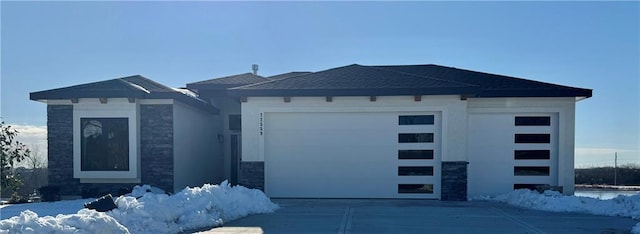 view of front facade featuring a garage