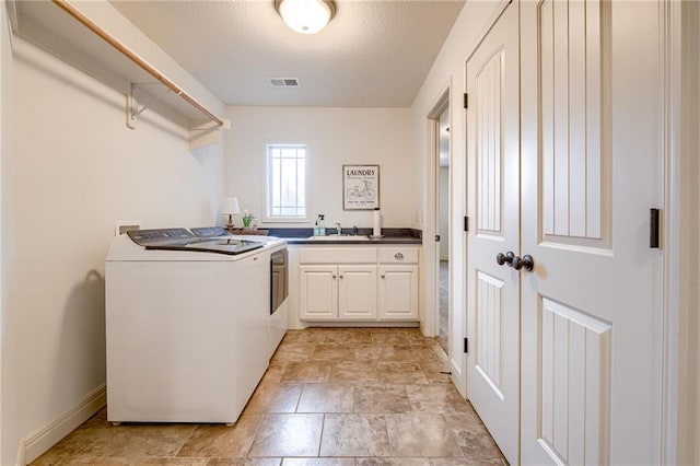 laundry room featuring sink, cabinets, and washing machine and clothes dryer