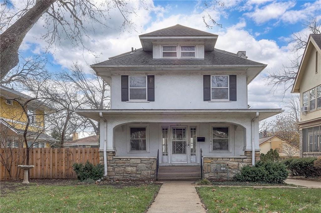 view of front of home featuring a front yard and covered porch