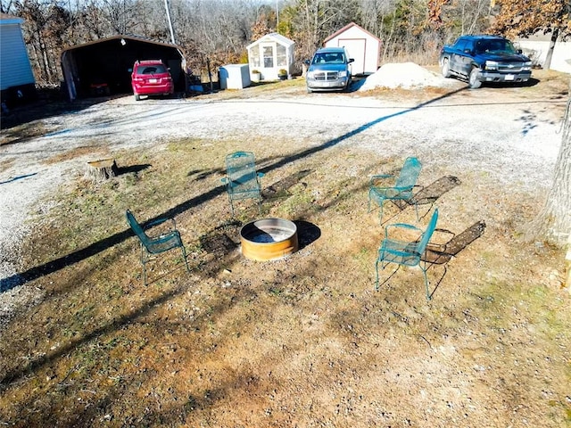 view of yard with an outbuilding