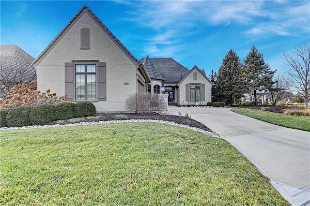 view of front of home featuring a front lawn