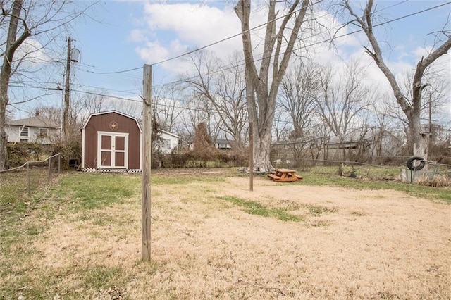 view of yard featuring a shed