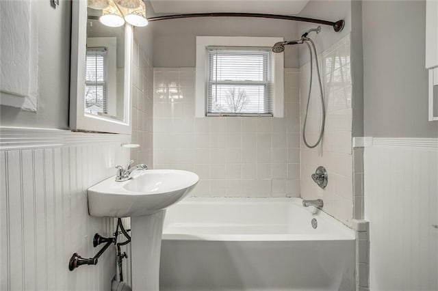 bathroom featuring tiled shower / bath