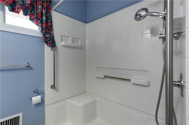 bathroom featuring tiled shower