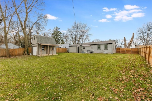 view of yard with an outdoor structure