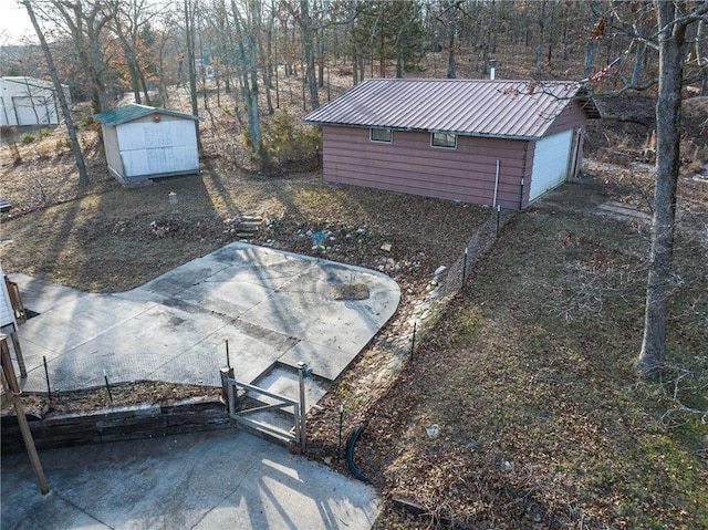 view of yard with a storage shed