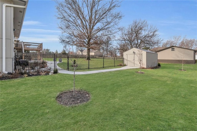 view of yard featuring a shed