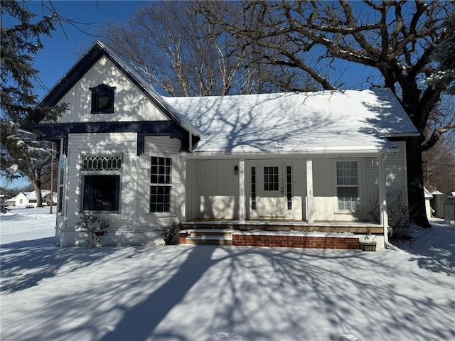 view of front of property featuring covered porch