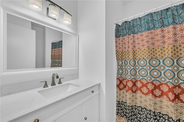 bathroom with a shower with shower curtain and vanity