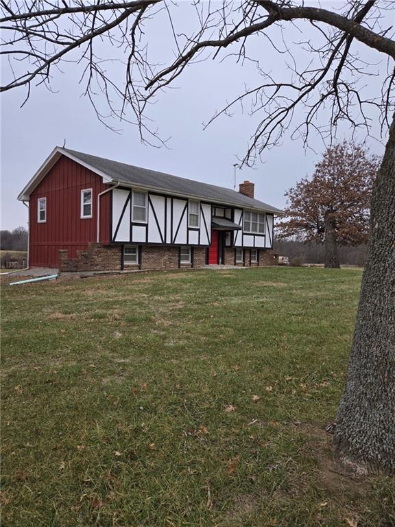 view of front facade featuring a front yard