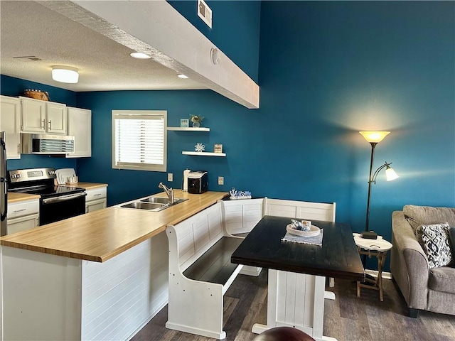 kitchen with a breakfast bar area, dark wood-type flooring, sink, and stainless steel appliances