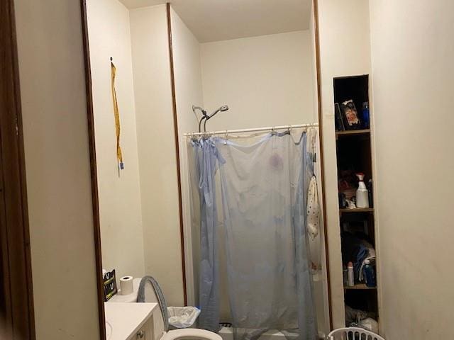 full bathroom featuring shower / bath combo with shower curtain, vanity, and toilet