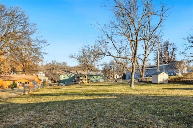 view of yard featuring a shed