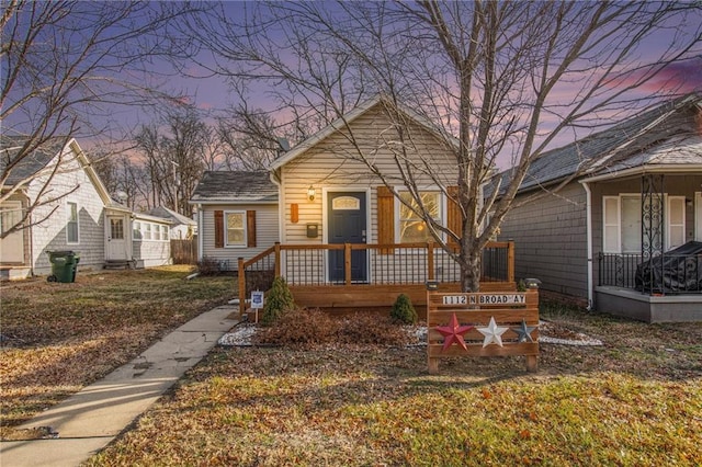 view of front of house featuring a yard