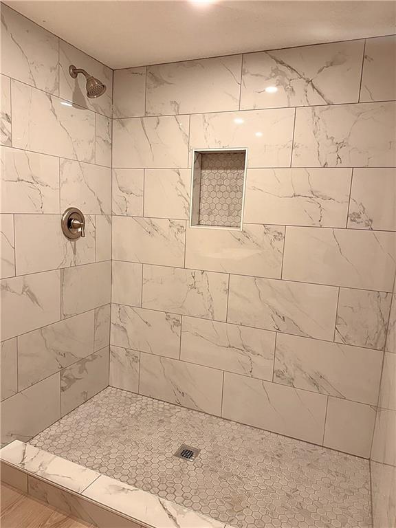 bathroom featuring tiled shower